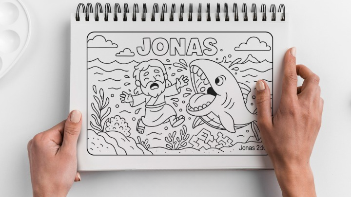 Mãos colorindo com lápis
